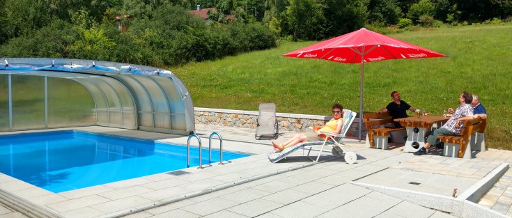 Bayerischer Wald Pension mit Swimming Pool im Sommer